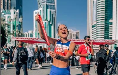 Verdeliss, la navarra Estefanía Unzu Ripoll, con su medalla al finalizar la carrera de Doha este viernes 16
