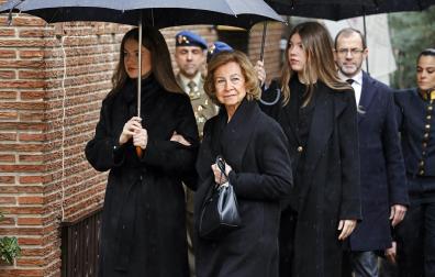 Los Reyes y sus hijas arropan a la Reina Sofía en el responso por su hermana Irene de Grecia en Madrid