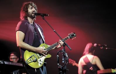 Mikel Izal, anoche en los primeros momentos del concierto