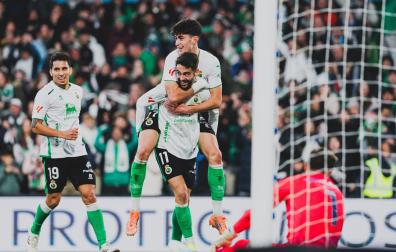 Manex Lozano celebra uno de los goles sobre Andrés Martín