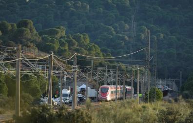 Imagen de la zona del accidente ferroviario con los convoyes de trenes siniestrados donde han comenzado los trabajos de recuperación de los mismos