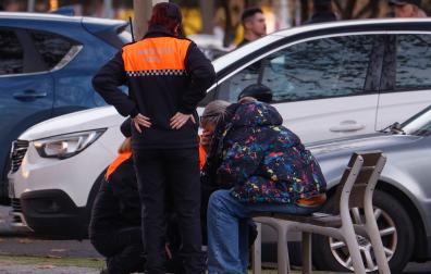 Familiares de algunas de las victimas son atendidas en el centro de información úbicado este lunes en Córdoba