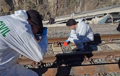 Expertos de la Guardia Civil analizan las vías tras el accidente ferroviario registrado en Adamuz (Córdoba),