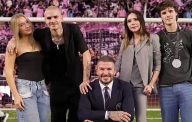 David Beckham junto a su familia en una foto reciente