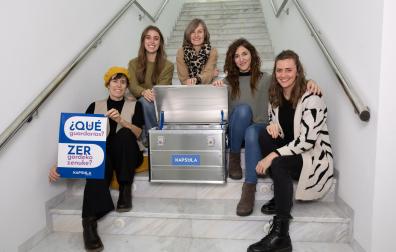 Desde la izda.: Kati Leatxe y Estitxu Larrea (Karekin Kultura), Alicia Zunzarren (concejala de Igualdad), y Edurne Mañú y Rut Etxarte (Haiak Creativas Audiovisuales), con la urna que custodiará los mensajes