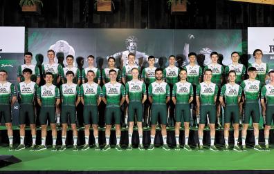 La plantilla del Caja Rural-RGA al completo, ayer por la tarde en la presentación del equipo para la temporada 2026 en Berrioplano