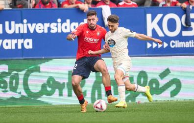 Raúl Moro, en pugna con Areso, cuando visitó la temporada pasada El Sadar con la camiseta del Real Valladolid.miguel osés