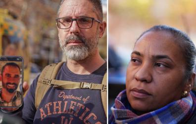 Javier Pacio, cuñado de Agustín Fadón, uno de los tripulantes del Alvia siniestrado, muestra su fotografía y Osiris Sevilla perdió a su marido Víctor, que cogió un día antes que ella el tren