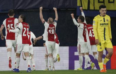 Los jugadores del Ajax celebran el segundo gol del equipo ante el Villarreal