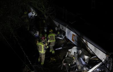 Los Bomberos de la Generalitat trabajan en el lugar del accidente de un tren de la línea 4 de Rodalies