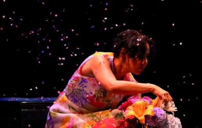 El espectáculo de danza contemporánea para la primera infancia, "Flores", es uno de las actividades familiares de la semana,