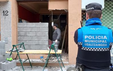 Trabajos de tapiado de la bajera, este miércoles a primera hora de la tarde