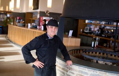 Pedro Manuel Anaut, responsable de la cocina del restaurante del centro Larra-Belagua en El Ferial