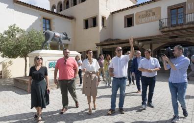 Visita de miembros del Gobierno al parque de Sendaviva en 2022, tras los incendios que afectaron a sus instalaciones. La presidenta María Chivite estuvo acompañada por el vicepresidente Javier Remírez y la entonces directora de Interior, Amparo López.