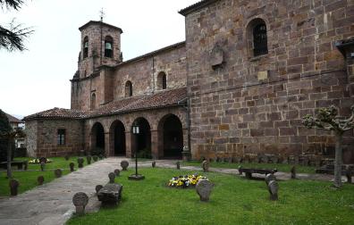 Estelas en la iglesia de Etxalar.