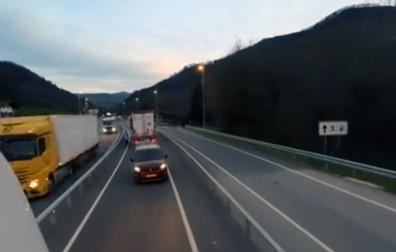 Un despiste provocó este miércoles que unos turistas circularan marcha atrás por la N-121-A, en Sunbilla. Un camionero se encontró al turismo de frente y le ayudó, marcando una velocidad adecuada, a retomar la circulación correcta.
