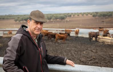 Víctor Arriazu, presidente de la Asociación Navarra de Ganaderos de Reses Bravas, en su finca en Ablitas