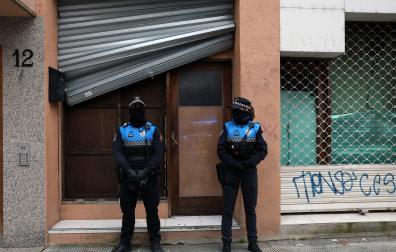 Dos policías municipales custodian la bajera este miércoles por la mañana.