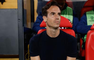 El entrenador del Rayo, Íñigo Pérez, sentado en el banquillo de Vallecas