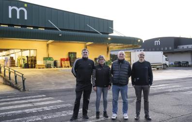 Desde la izquierda, delante de las naves de abastos de frutas y verduras (izquierda) y de pescado (derecha) los mayoristas Luis Goñi Zulaica (Pescados G.J.A.);Cristina Erro García (Pescados Caridad) y Jesús Zudaire Olmo (Iruña de Frutas y Verduras) junto a Imanol Huarte Hernández, administrativo de Mercairuña