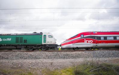 Una locomotora de Adif remolca por la vía los cinco vagones del tren Iryo que están en mejores condiciones
