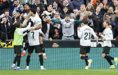 El defensa suizo del Valencia Eray Cömert (3i) celebra su gol ante el Espanyol