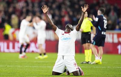 El sevillista Akor Adams, autor del tanto de penalti que puso el 2-1 en el marcador, celebra el triunfo al finalizar el partido