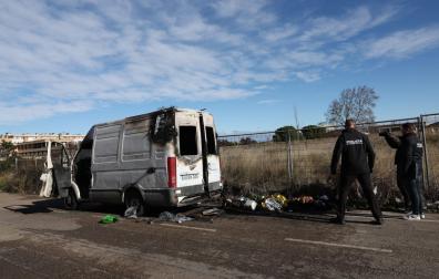 La furgoneta se ha incendiado y ha fallecido el hombre que la ocupaba.