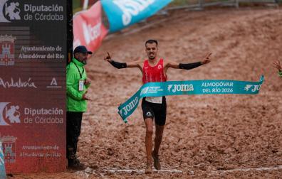 Nassim Hassaous entra victorioso en la meta del Campeonato de España Absoluto de Cross