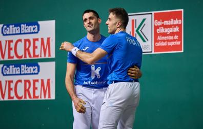 Jon Ander Peña saluda a Albisu después de la victoria en el Arena.
