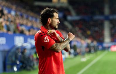 Rubén García marca jugada antes de ejecutar un saque de esquina en un partido en el estadio de El Sadar.