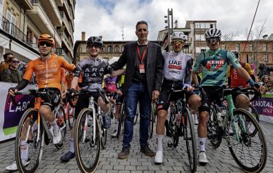 Los navarros en la salida del Gran Premio Miguel Induráin 2025 con el pentacampeón.