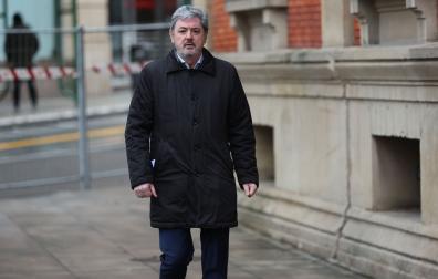 Antxon Alonso, a su llegada al Parlamento de Navarra, este martes 27 de enero