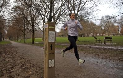 Una corredora, este pasado 27 de enero por la tarde, en el circuito urbano de running Patxi Morentin en la Vuelta del Castillo de Pamplona