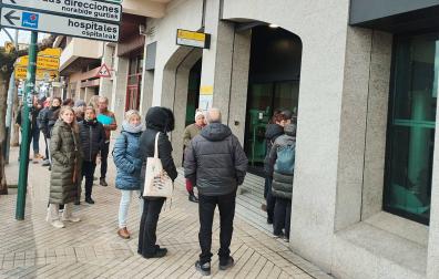 Personas guardan fila ante las puertas de la oficina de la Seguridad Social en la calle Yanguas y Miranda de Pamplona