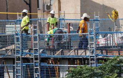 Varios trabajadores de la construcción, en una obra en el centro de Valencia