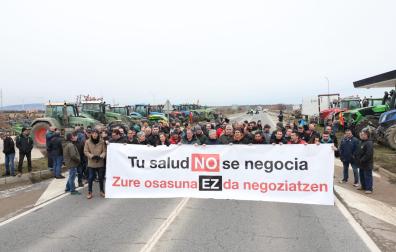 Fotos de los cortes de carreteras en Castejón y Ribaforada por loa agricultores
