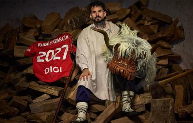Rubén García ataviado de momotxorro con motivo de la ampliación de su contrato con Osasuna hasta junio de 2027