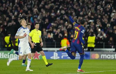 Raphinha celebra el tercer gol del Barcelona