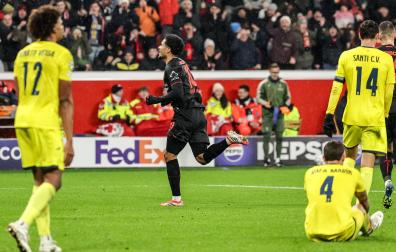 Malik Tillman celebra el segundo gol para el Leverkusen ante el Villarreal