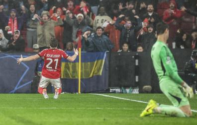 Andreas Schjelderup celebra su tanto ante la desesperación de Courtois