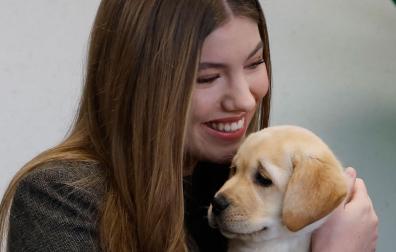 La infanta Sofía con uno de los cachorros