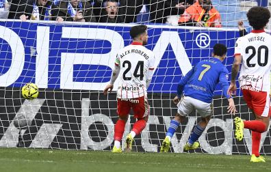 Ilyas Chaira empuja a gol la jugada que puso el 1-0 en el marcador y permitió al Oviedo conocer la victoria tras 14 encuentros sin ganar