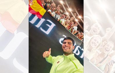 En la imagen superior Alcaraz se acerca a la grada donde estaban Lucas Melero y sus amigos y les saluda, además de volver a invitarles para ver la final del Open de Australia
