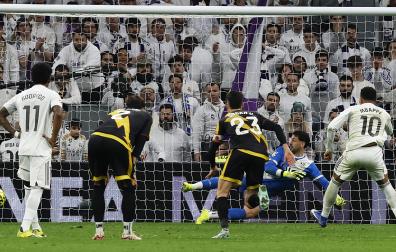 El delantero del Real Madrid Kylian Mbappé marca el 2-1 desde los once metros en el tiempo de descuento