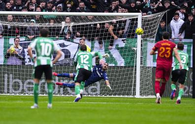 El meta del Betis Alvaro Valles despeja el penalti lanzado por Pepelu durante el encuentro
