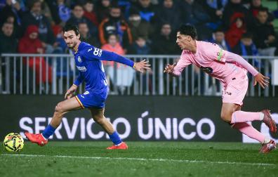 El defensa del Getafe, Juan Iglesias (izda.), con el balón ante el centrocampista noruego del Celta, Jones El Abdellaou
