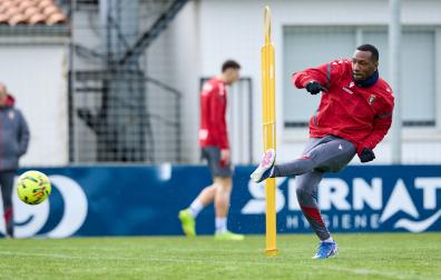 Sheraldo Becker arma el disparo en el entrenamiento de este domingo