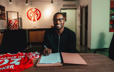 Sheraldo Becker, firmando su nuevo contrato