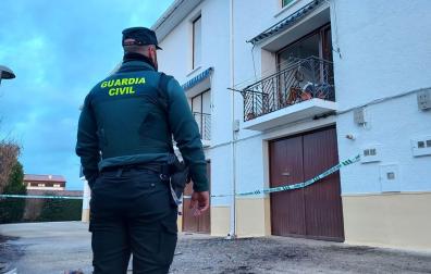 Un guardia civil, frente a la casa precintada en la que este lunes se produjo una explosión en Obanos